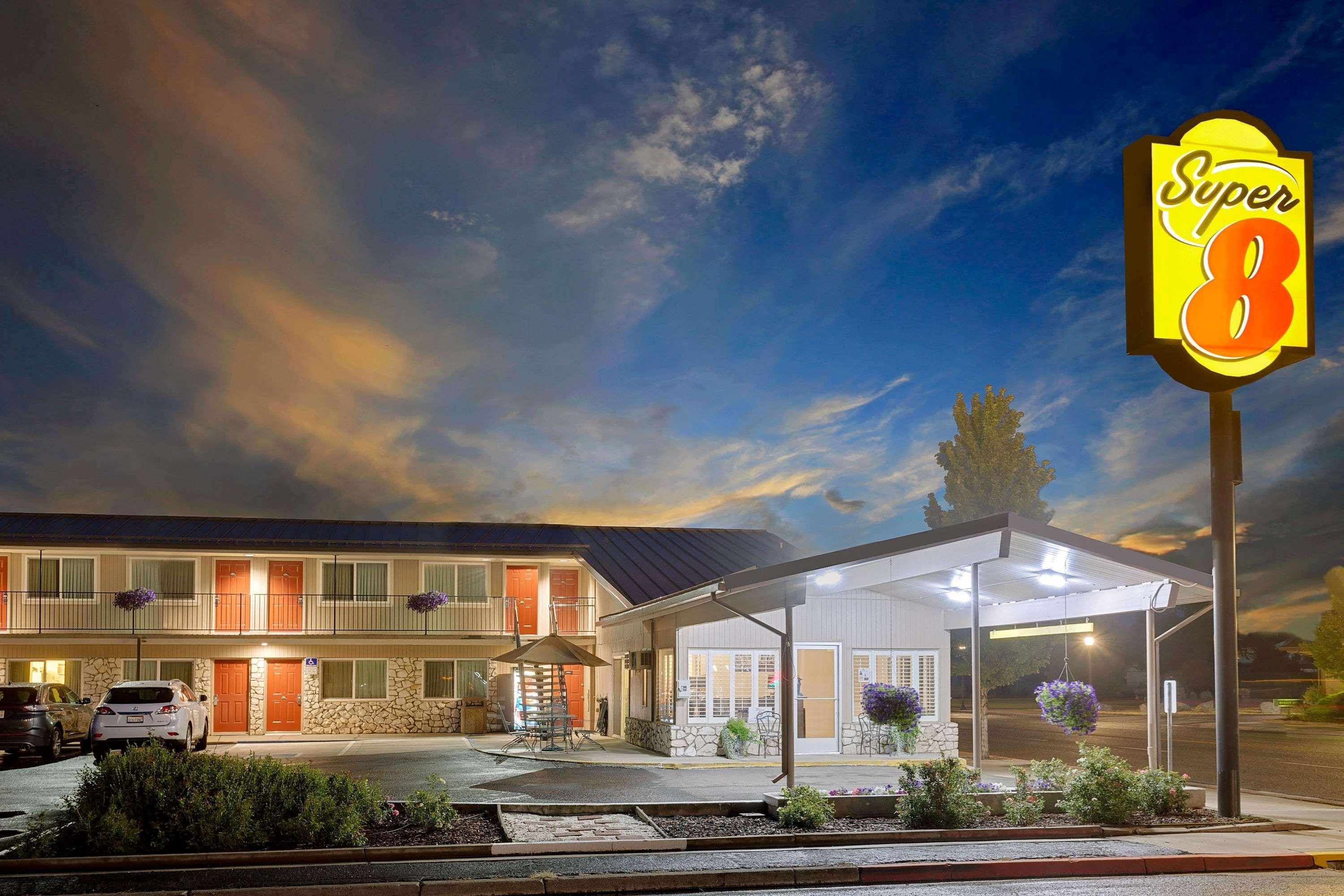 Super 8 By Wyndham Alturas Hotel Екстериор снимка